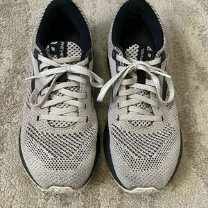 Brooks Revel 5 Women’s running shoes, size 8